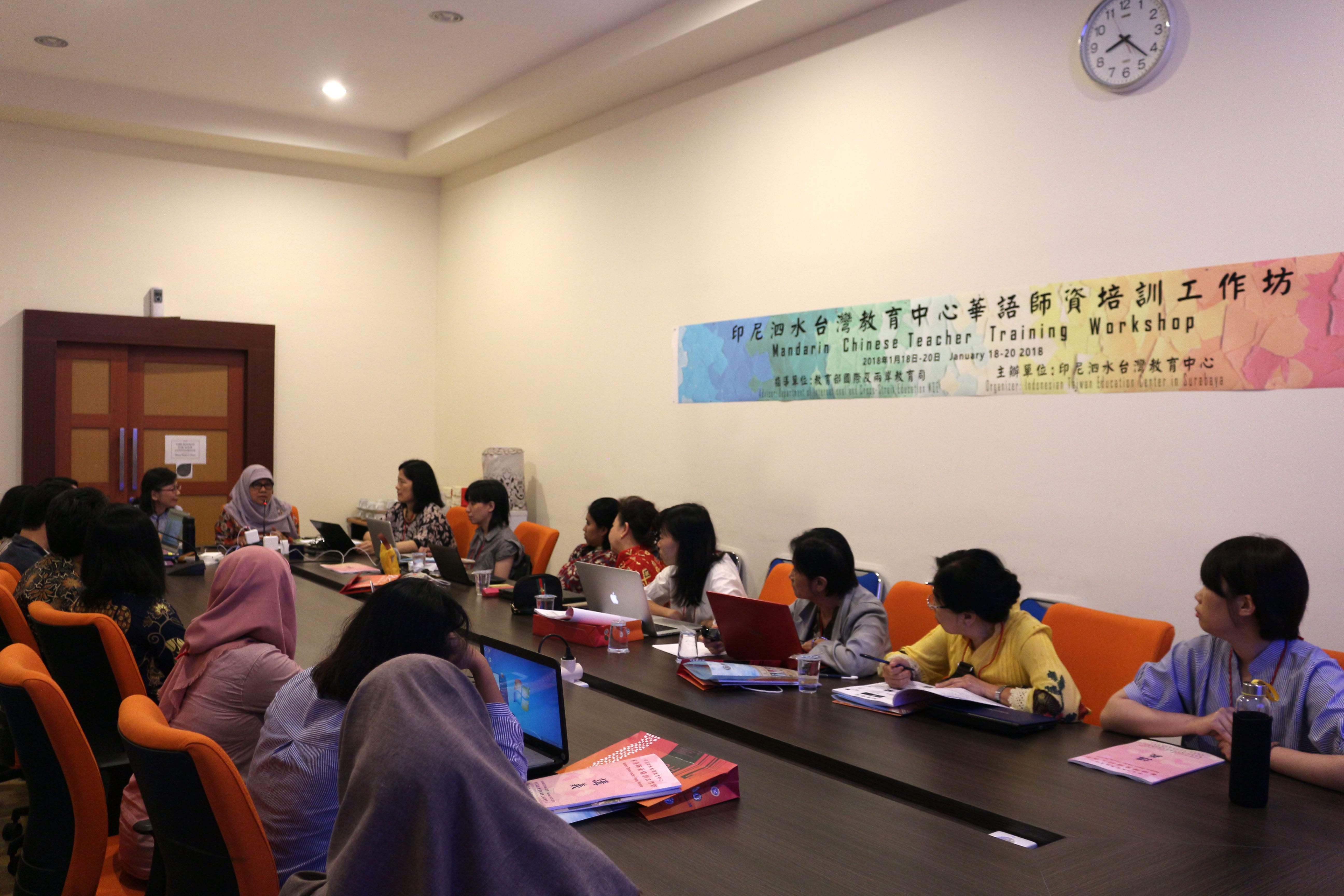 WORKSHOP program Mandarin Chinese Teacher Training Workshop pada Januari 2018 di Ruang 302, Lantai 3, Kantor Manajemen UNAIR. Kali ini agenda kedua digelar di RuanG Sidang Pleno, Lantai 3, Kantor Manajemen Kampus C. (Foto: Feri Fenoria)
