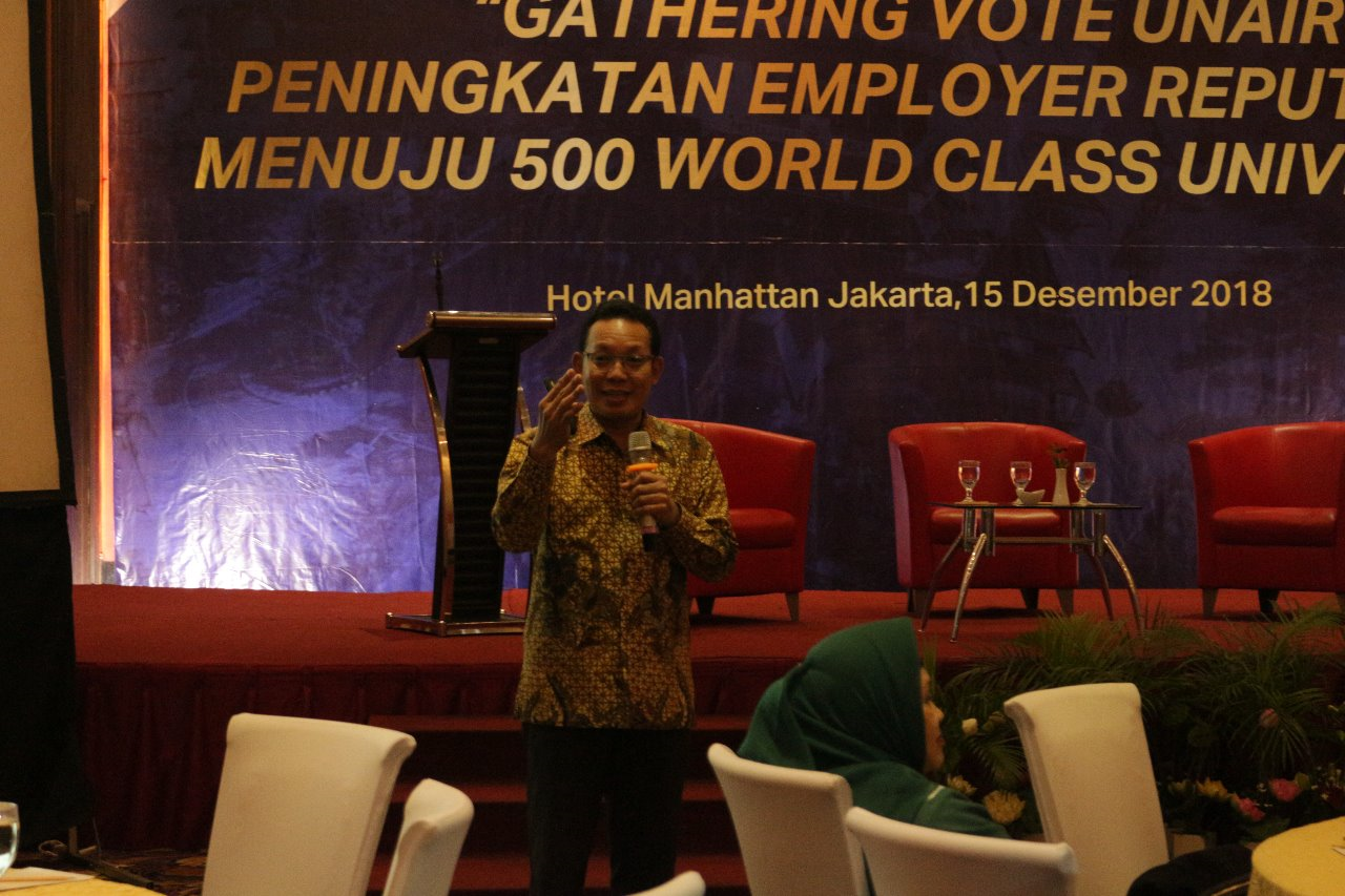 Wakil Rektor IV UNAIR Junaidi Khotib Ph.D., saat memberikan papara dihadapan puluhan alumni di Jakarta. (Foto: Nuri Hermawan)