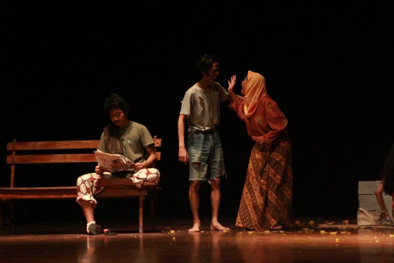 SALAH satu adegan dalam pentas Dramaturgi XIV Program Studi Bahasa dan Sastra Indonesia Fakultas Ilmu Budaya Universitas Airlangga. (Foto: Istimewa)