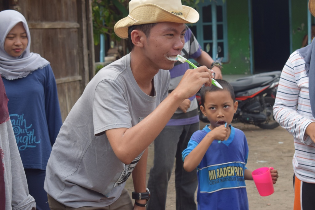 Dendi Luis salah satu tim Deputra sedang mengajari anak Desa Cupak untuk Menyikat Gigi. (Foto: Hasna)