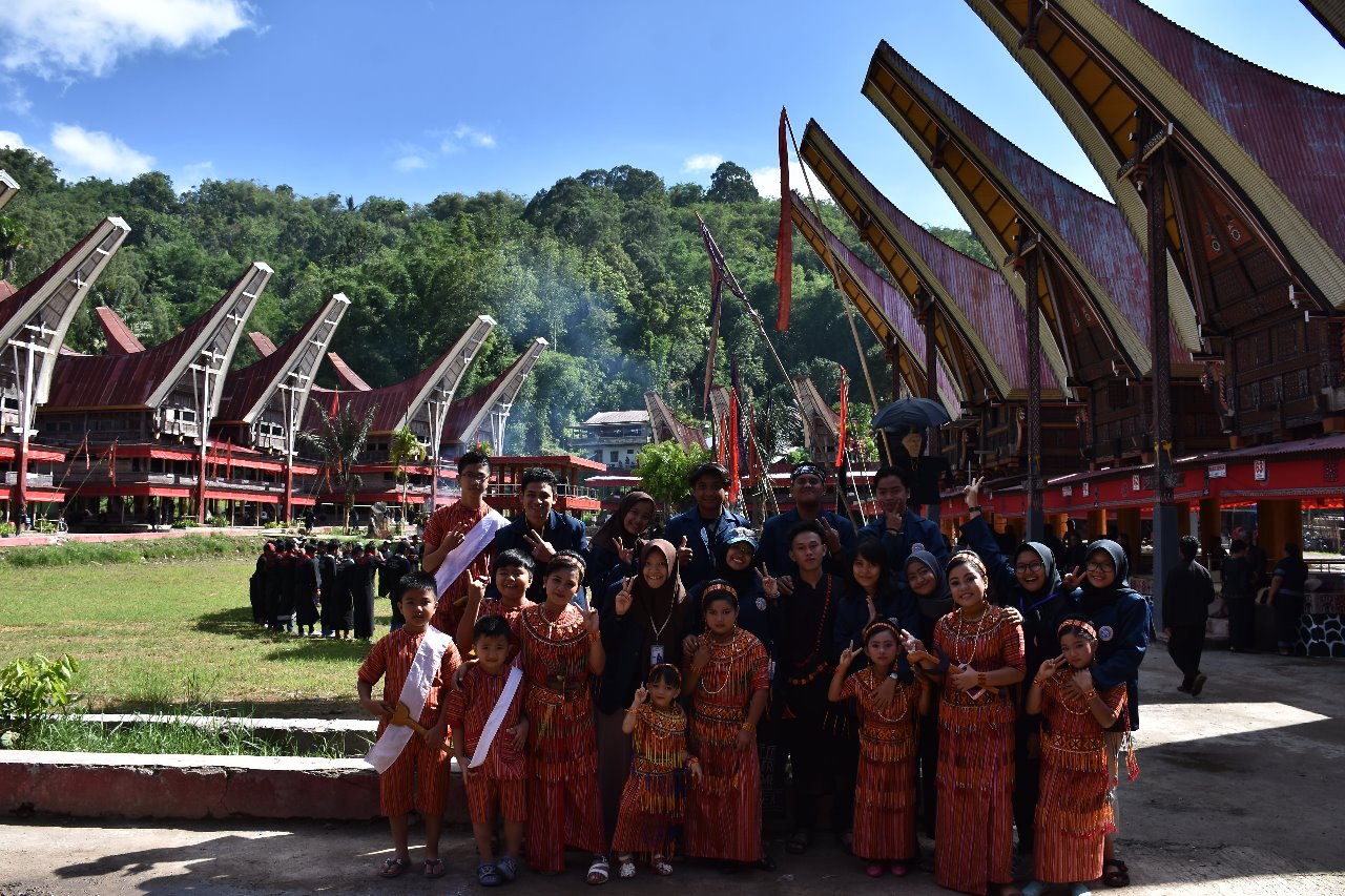 12 Kstaria Airlangga yang mengikuti KKN Back to Village di Tanah Toraja. (Foto: Istimewa)