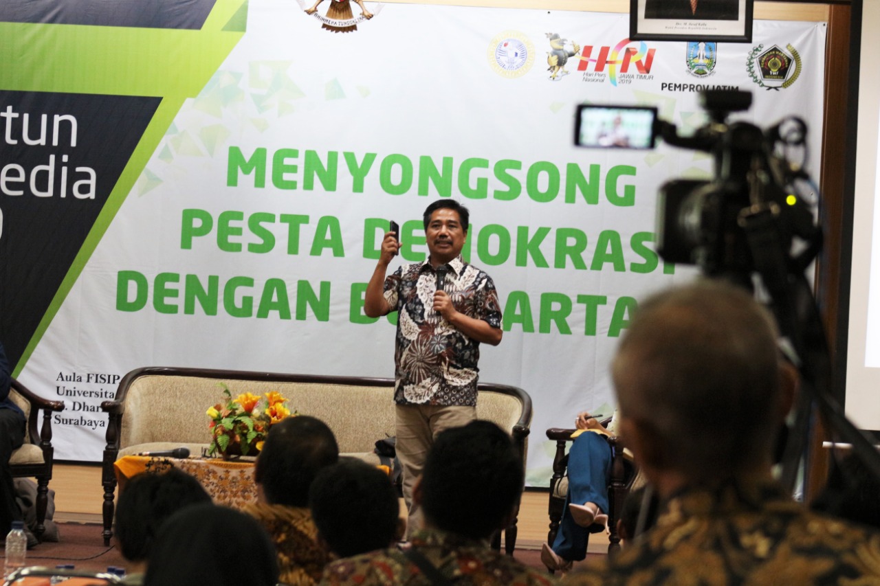 Pakar Komunikasi Politik UNAIR Dr. Suko Widodo saat menyampaikan paparan. (Foto: Agus Irwanto)