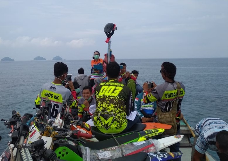 Read more about the article Relawan UNAIR di Pulau Sebesi, Lokasi Terdampak Bencana Tsunami Selat Sunda