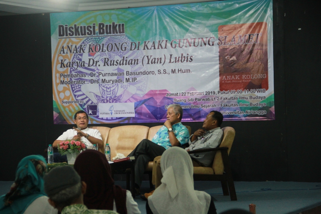 Dr. Purnawan Basundoro, S.S., M.Hum (kiri), Dr. Rusdian (Yan) Lubis (tengah) dan Drs. Muryadi, M.IP (kanan) sedang membedah buku Anak Kolong di Kaki Gunung Slamet di Aula Siti Parwati, FIB UNAIR. (Foto: Yudi Wulung)