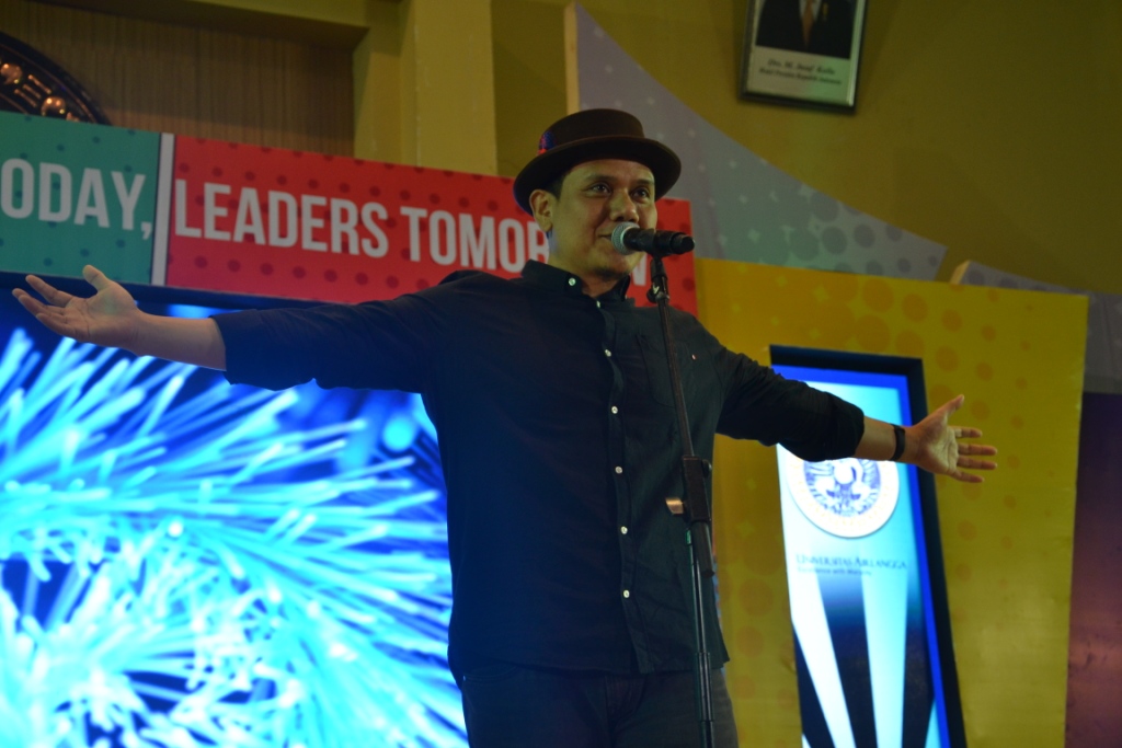 Penampilan Fadli Padi Menutup Kemeriahan Airlangga Education Expo (AEE) Universitas Airlangga 2019 pada Minggu, (17/02). (Foto: Fariz Ilham Rosyidi)