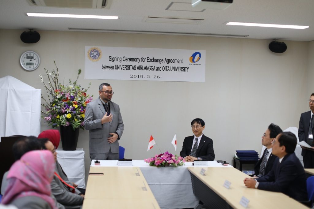 Wakil Rektor III UNAIR Prof Amin saat memberikan paparan dihadapan jajaran pimpinan Oita University, Jepang. (Foto: Istimewa)