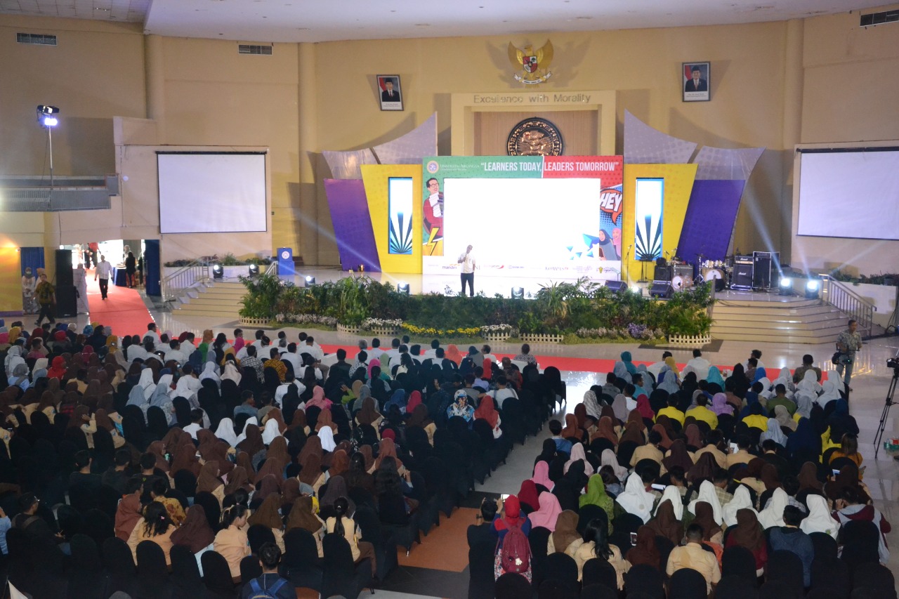 Suasana Pembukaan AEE 2019 oleh Rektor UNAIR Prof. Nasih. (Foto: Nuri Hermawan)
