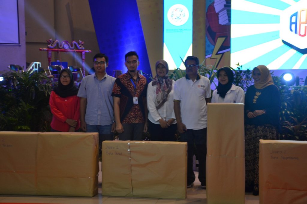 Ketua PPMB UNAIR Dr. Achmad Solihin bersama pemenang stan terbaik. (Foto: Istimewa)