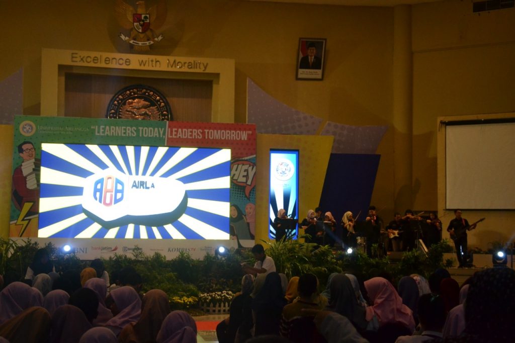 Peserta AEE yang tengah menikmati pertunjukan penampilan dari UKM UNAIR. (Foto: Istimewa)