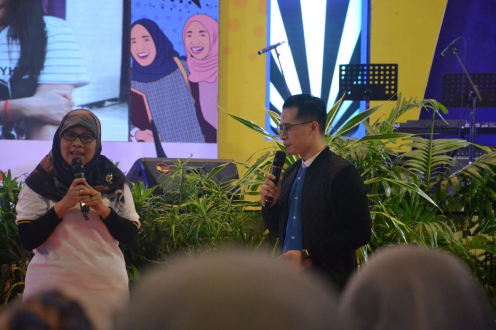 Direktur Eksekutif AGE UNAIR Prof Nyoman saat Menyampaikan Paparan Seputar Student Exchange. (Foto: Feri Fenoria R)