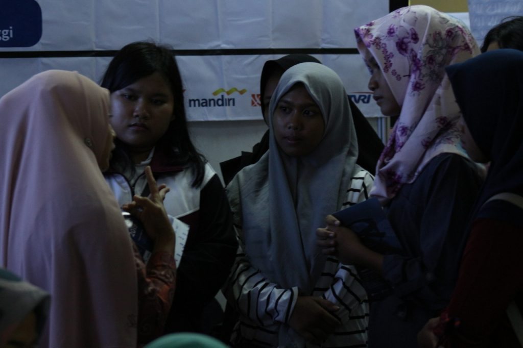 Suasana Peserta AEE 2019 saat Konsultasi dengan Penjaga Stan (Foto: Istimewa)