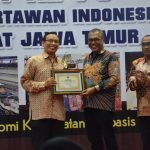 Rektor UNAIR Raih PWI Jatim Award 2019