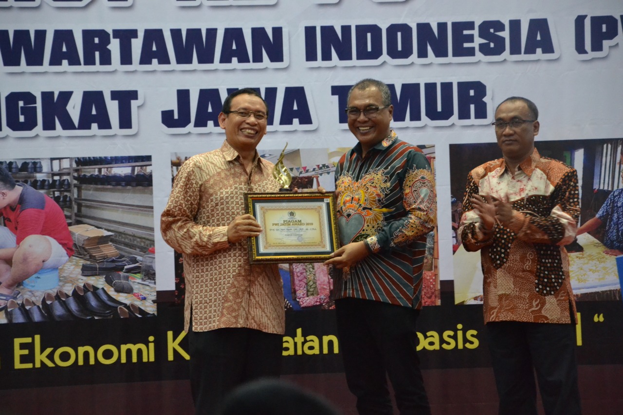 Rektor UNAIR Prof. Nasih saat menerima penghargaan Jatim Award sebagai tokoh daerah dalam bidang Penguatan Akademik. (Foto: Nuri Hermawan)