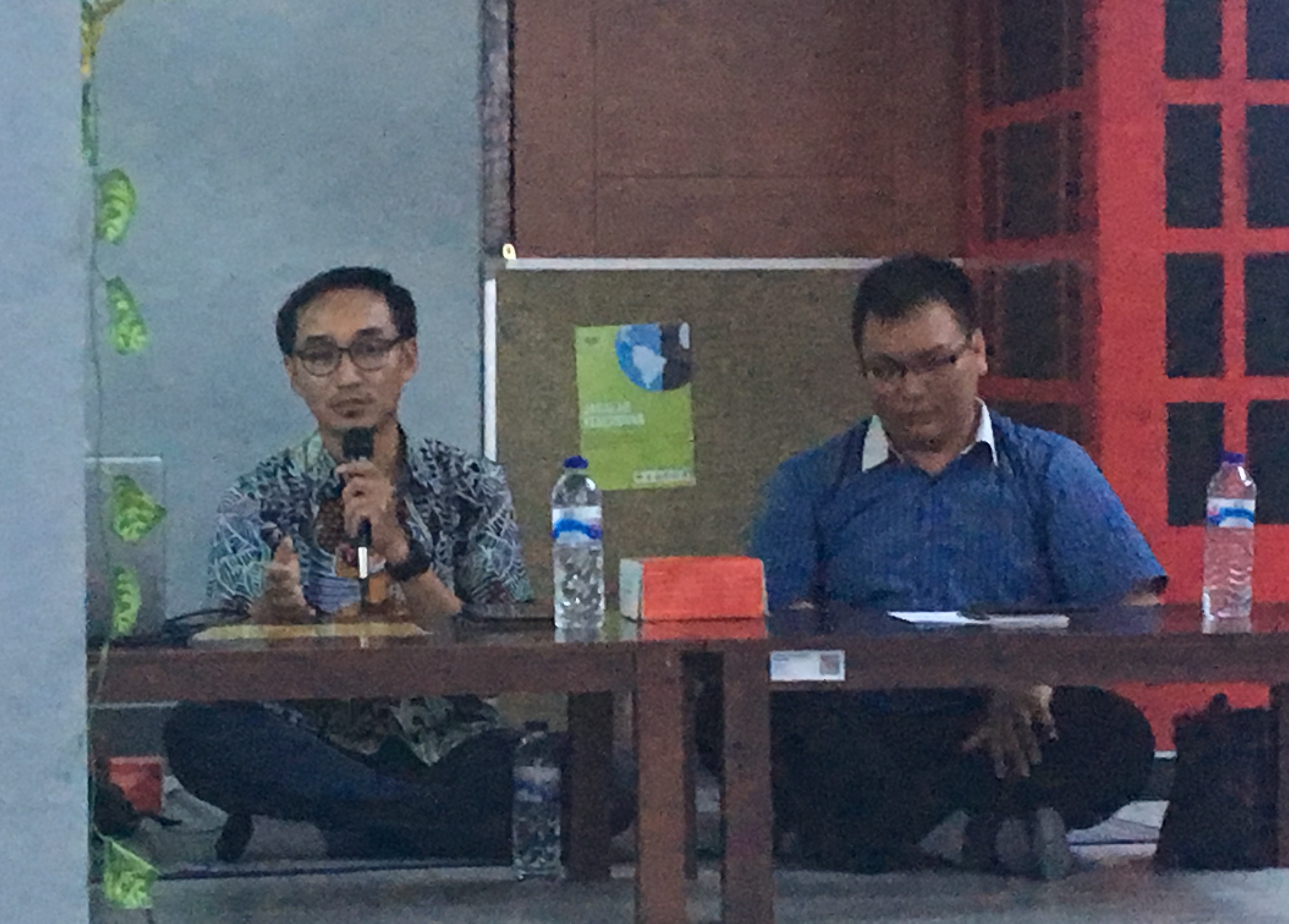 UNAIR FIB Lecturer Gesang Manggala Nugraha (left)
