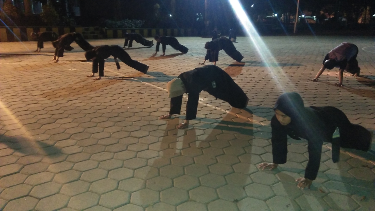 PSDKU PSHT Komikat during physical training for hand strength and blows.