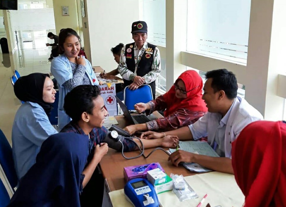 Read more about the article UNAIR Veterinary Teaching Hospital Team Up with LCS Srikandi and PMI Blood Donation