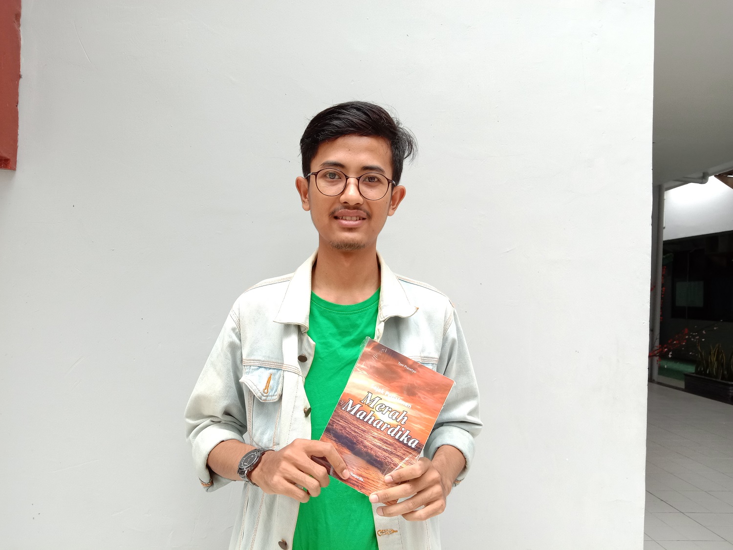 Read more about the article Sering Posting Sajak di Medsos, Mahasiswa Ilmu Sejarah Terbitkan Buku