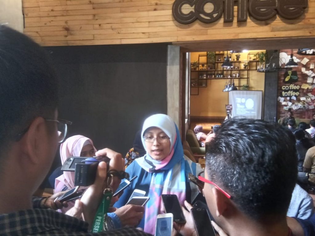 Research Coordinator and UNAIR lecturers Nita Citrasari, S.Si., M.T when giving information in front of the media crew.