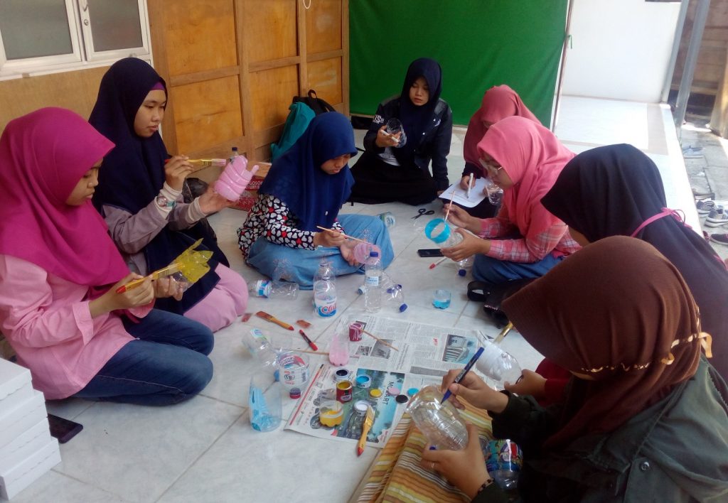 FISIP UNAIR students make handicrafts from used bottles as one of the MUSTIKA programs