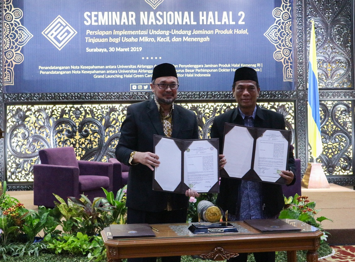 UNAIR Vice Rector III, Prof. Ir. Moch. Amin Alamsyah M.Si., Ph.D. (left), inaugurates Halal Green Card for the development of Halalan Toyyiban canteen.
