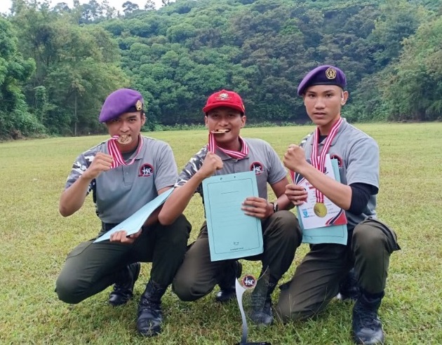 Eka Candra (in the middle) of 801 Student Regiment (Menwa) Student Activity Unit (UKM) Universitas Airlangga (UNAIR) won the highest score in National Joint Student Regiment Alumni Association (IARMI) Shoot Competition, March 16-17, 2019 at the Bedali shooting range, Lawang.