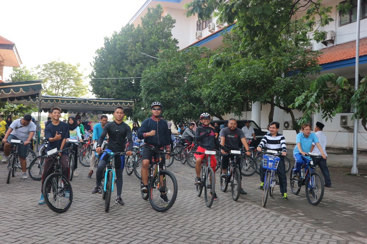 Read more about the article Achieving Green Metric Ranking, UNAIR Holds UKM Fun Bike