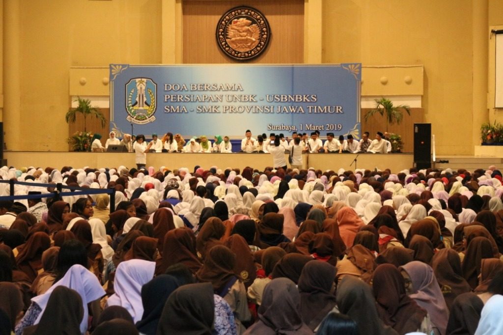 Suasana Doa Bersam Rektor UNAIR dan Gubernur Jatim. (Foto: Istimewa)