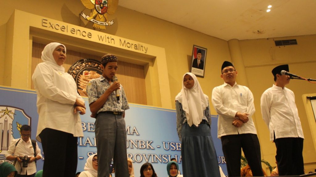 East Java Governor, Khofifah Indar Parawansa with UNAIR Rector, Prof. Nasih, listen to Quran recitation by student.