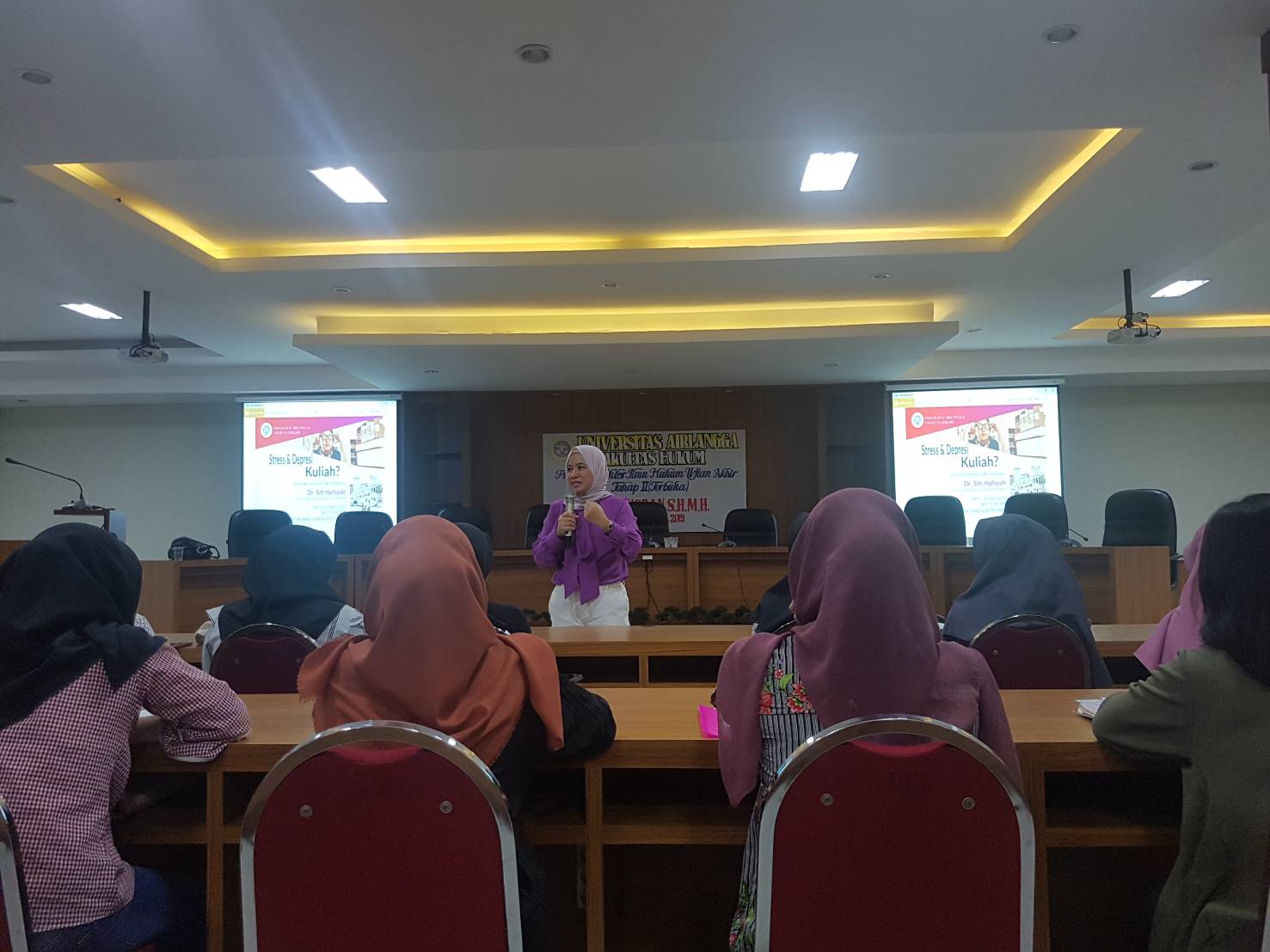 Dr. Siti Hafsyah gives motivation on Monday, April 22, 2019 at Pancasila Hall, Faculty of Law, Universitas Airlangga.