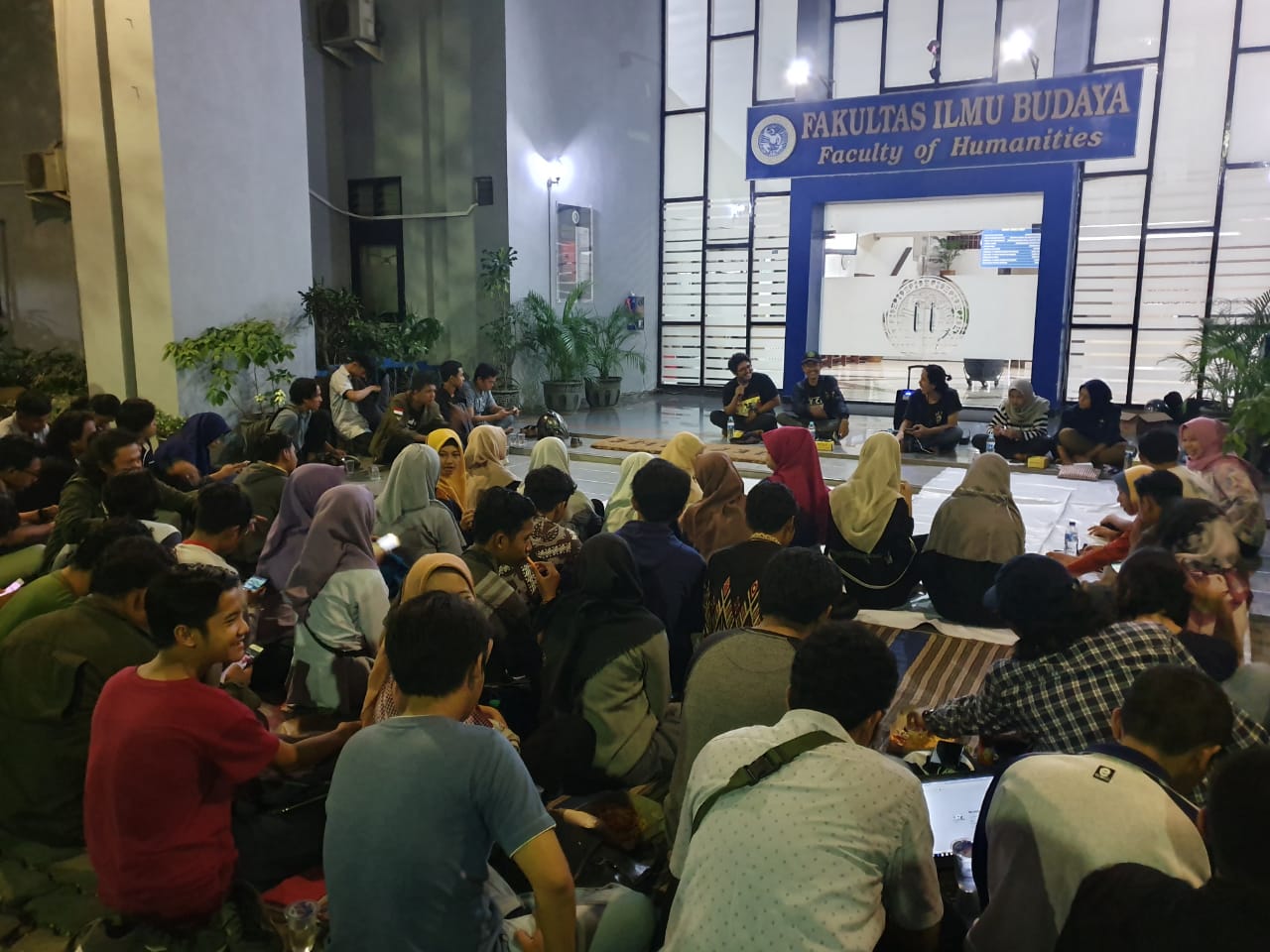The students' enthusiasm seen in discussion held by History Program Student Association (HMD) on Wednesday evening, April 24, 2019.