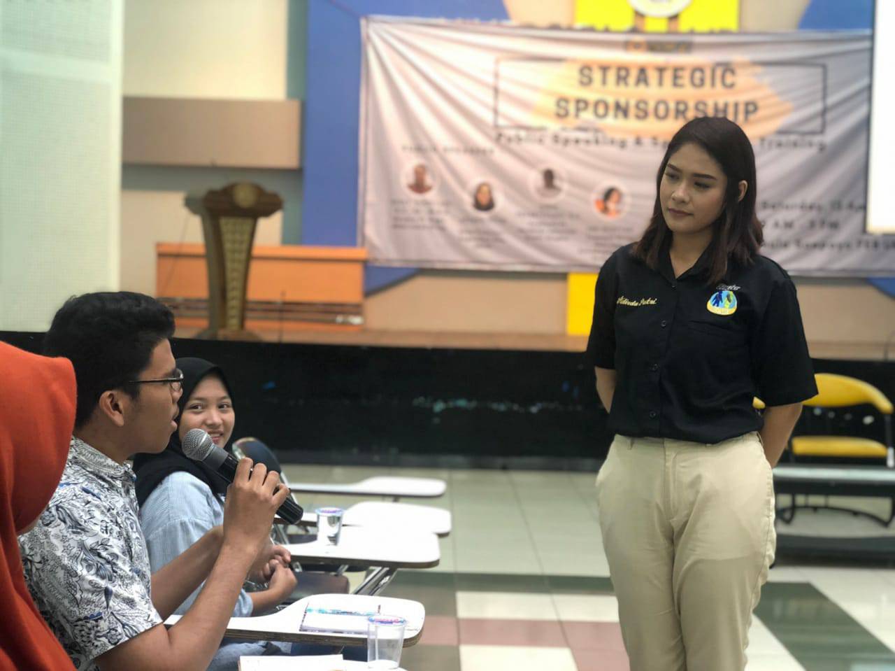 Read more about the article BEM FEB UNAIR Holds Public Speaking Discussion to Improve Student Communication Skill