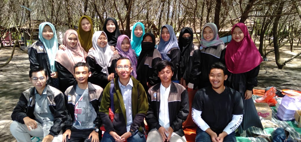 SEBAGIAN Anggota Komikat Kerohanian Islam PSDKU UNAIR Banyuwangi sesaat usai kegiatan bersama. (Foto: Istimewa)