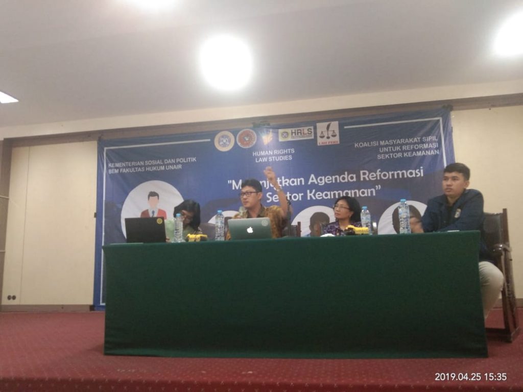 Dr. HERLAMBANG presents his ideas in a discussion of BEM FH UNAIR, on Thursday, April 25 in room 303 Building A FH UNAIR.