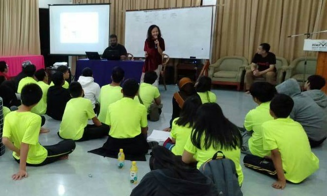 Read more about the article Mahasiswa FH UNAIR Motivasi Siswa SMP di Malaysia