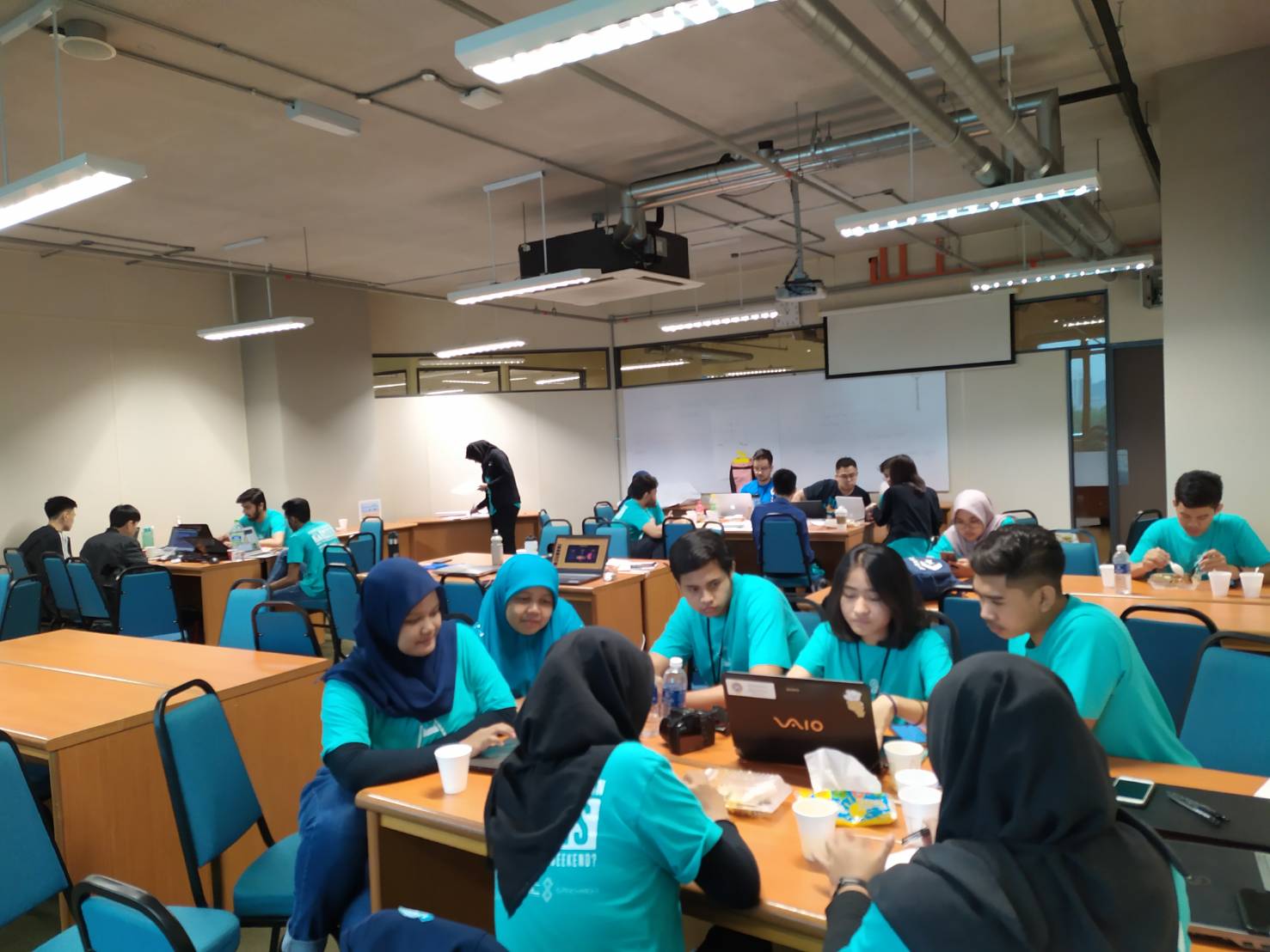 Read more about the article Thirty-three Management Students of FEB UNAIR in Startup Weekend at Asia Pacific University