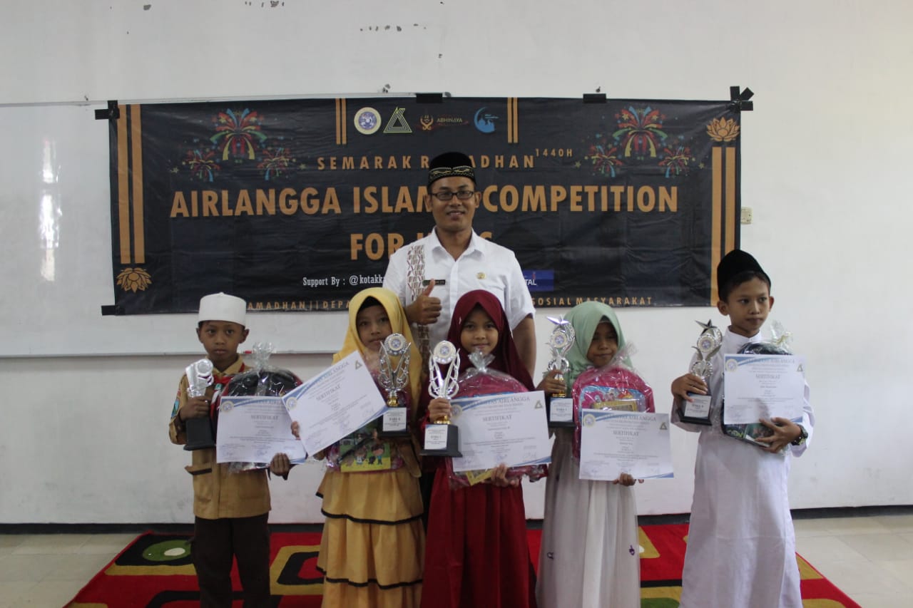 Photo with the winner of Airlangga Islamic Competition for Kids 2019 HMA PSDKU Banyuwangi. (Photo: Courtesy)