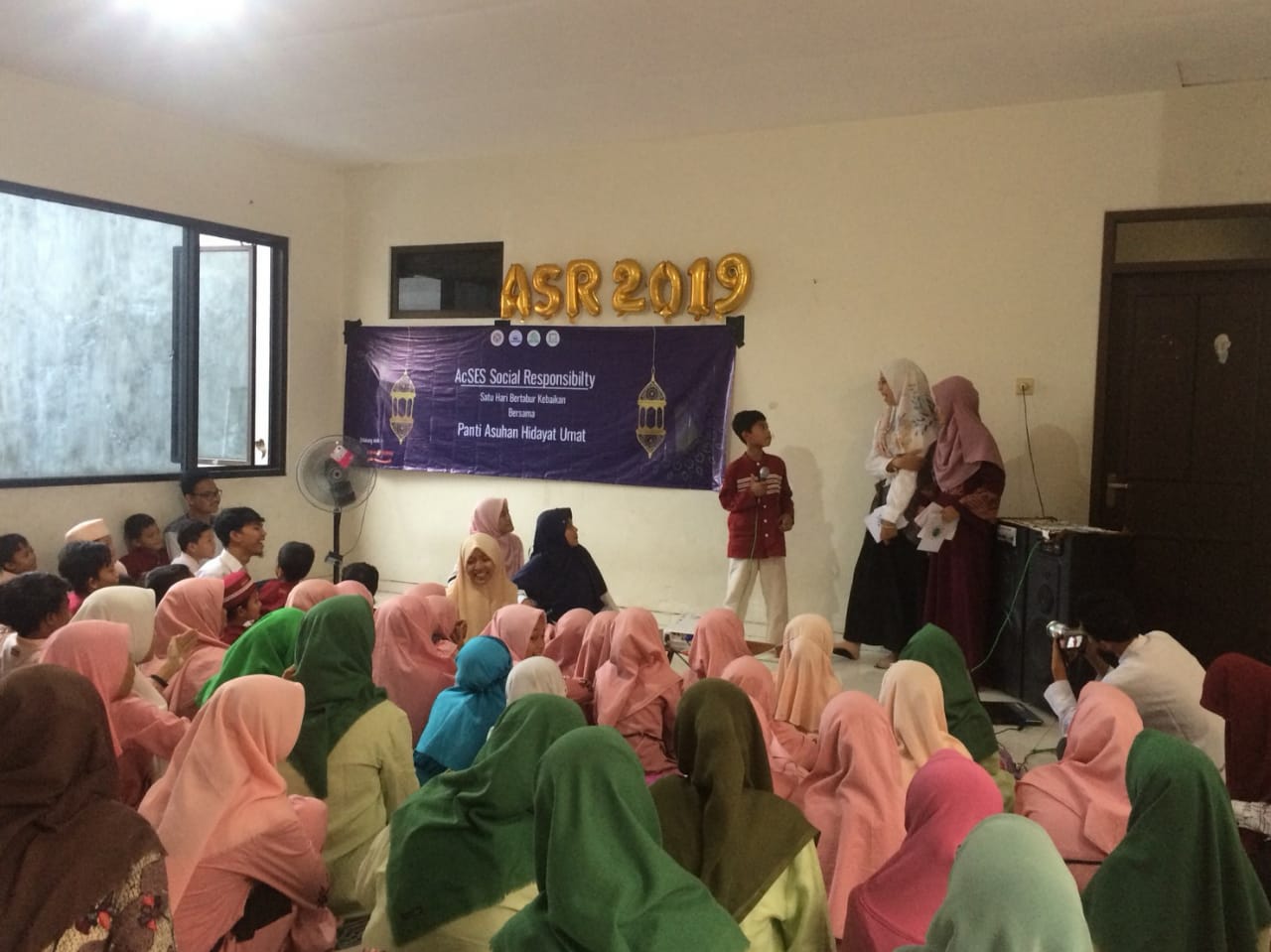 ACSES management play games with the children of the Hidayah Umat Orphanage on Saturday (05/18/2019).