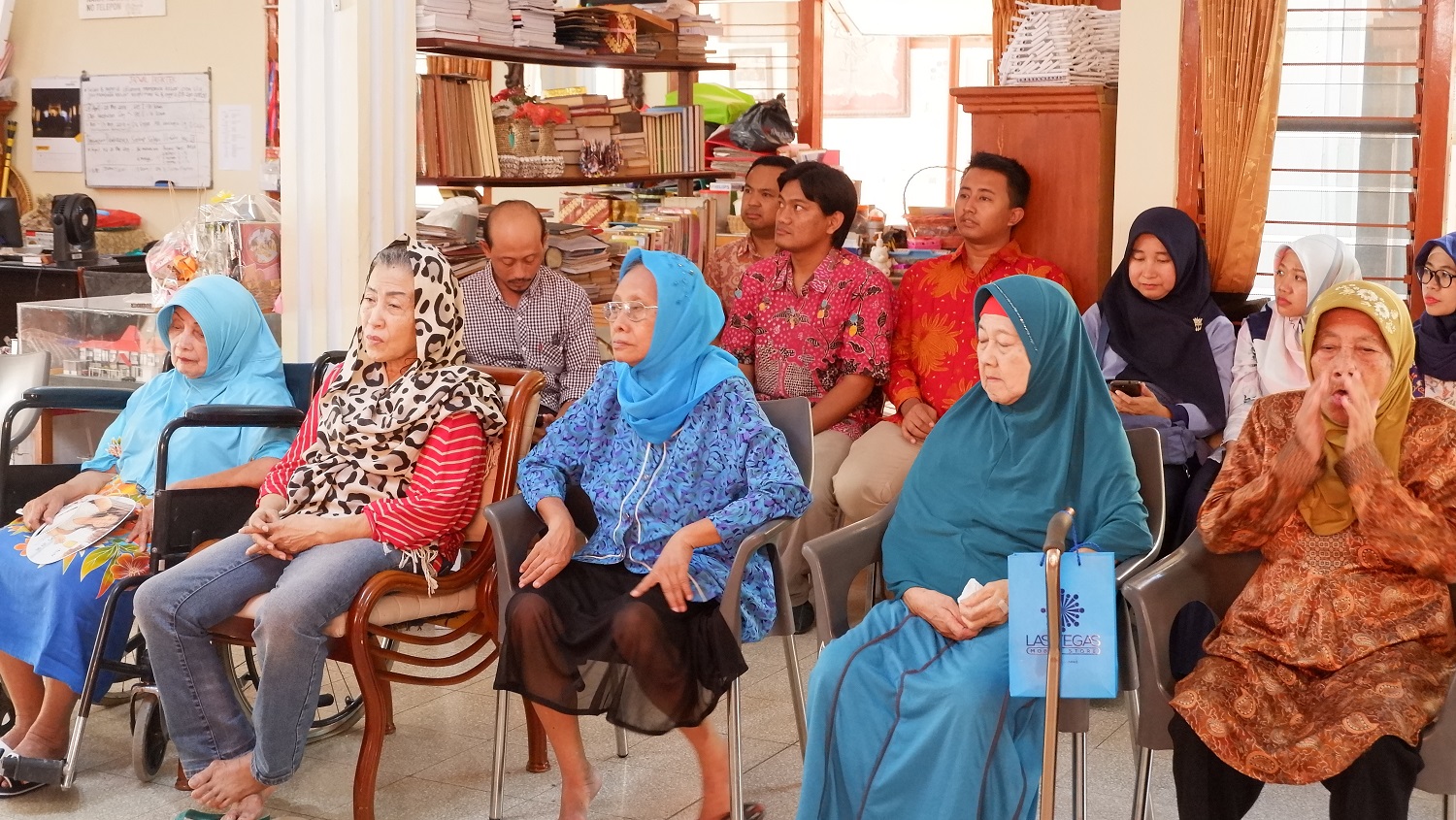 Read more about the article UNAIR Financial Administration Holds Social Service at Street Children Center and Nursing Home