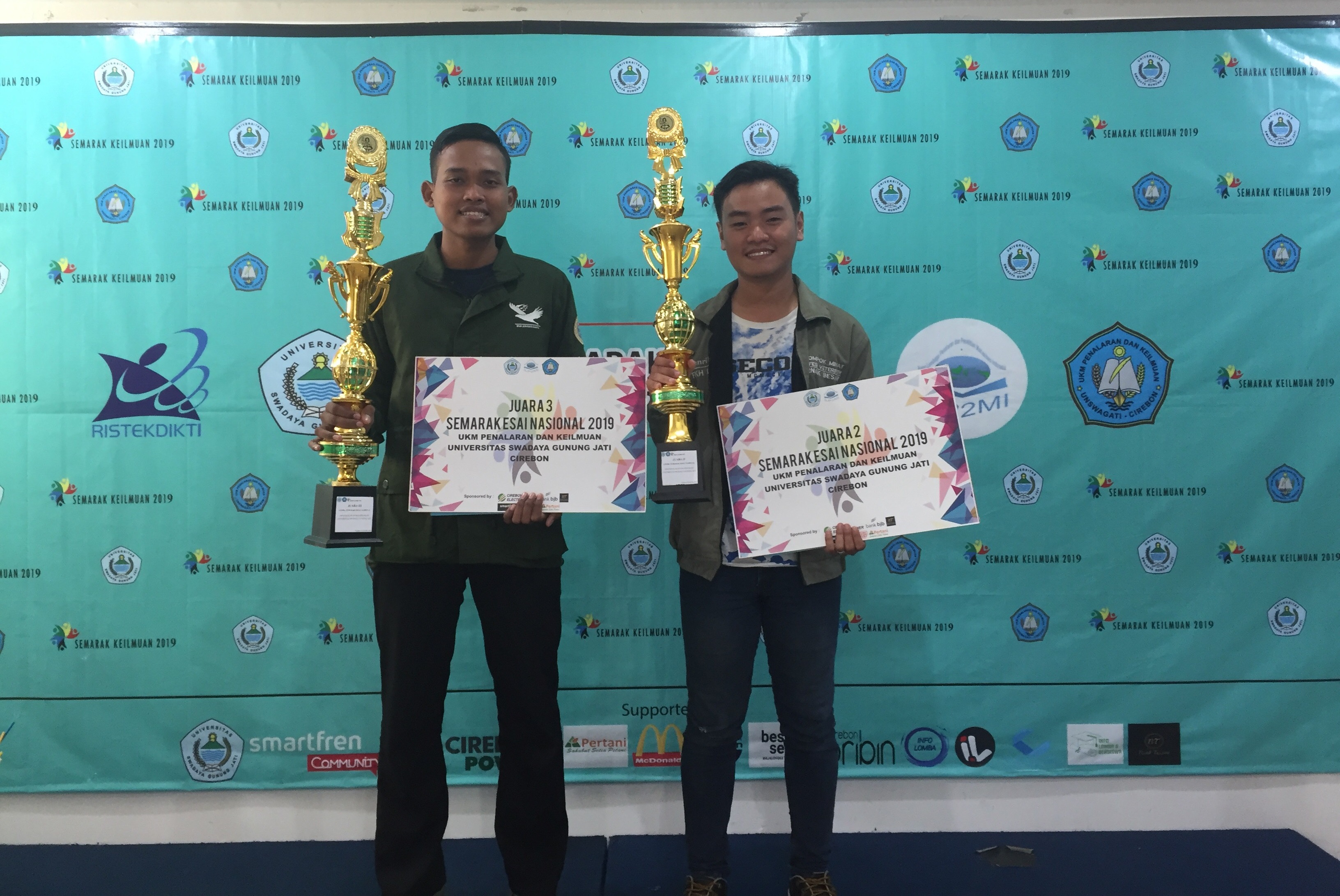 Read more about the article Dua Mahasiswa UNAIR Raih Juara di Ajang Semarak Esai Nasional 2019
