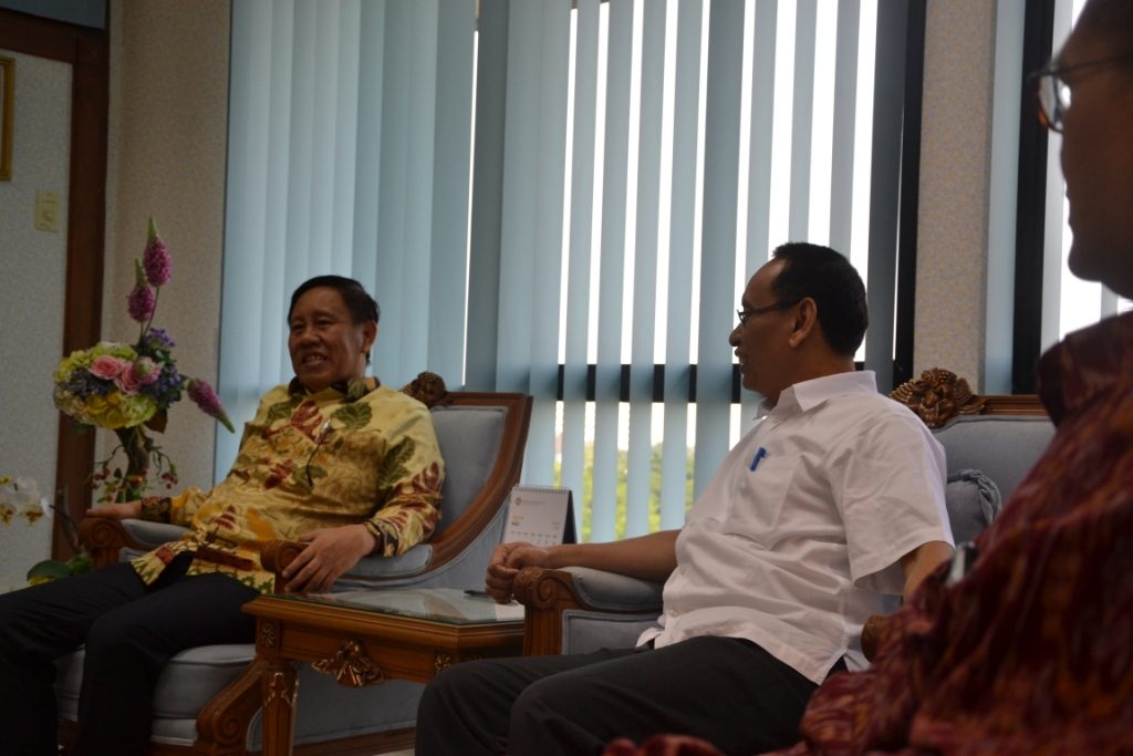 Chairman of KPPU RI Kurnia Toha during a discussion with UNAIR Rector Prof. Nasih.