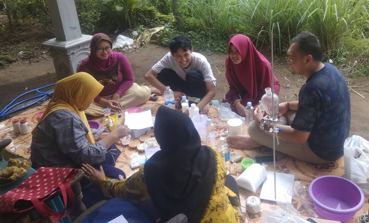 Favian and his team provide simple distillation training (DILAN) to residents of Codo Village, Malang.