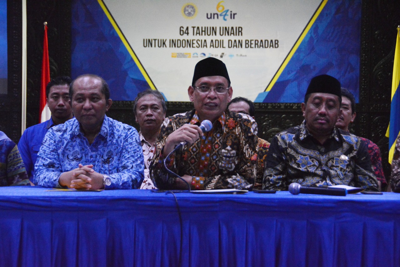 UNAIR Rector Prof. Nasih gives a press statement representing Assembly of State and Private University Rectors in Surabaya and Madura together with the Higher Education Service Institution (LLDIKTI).