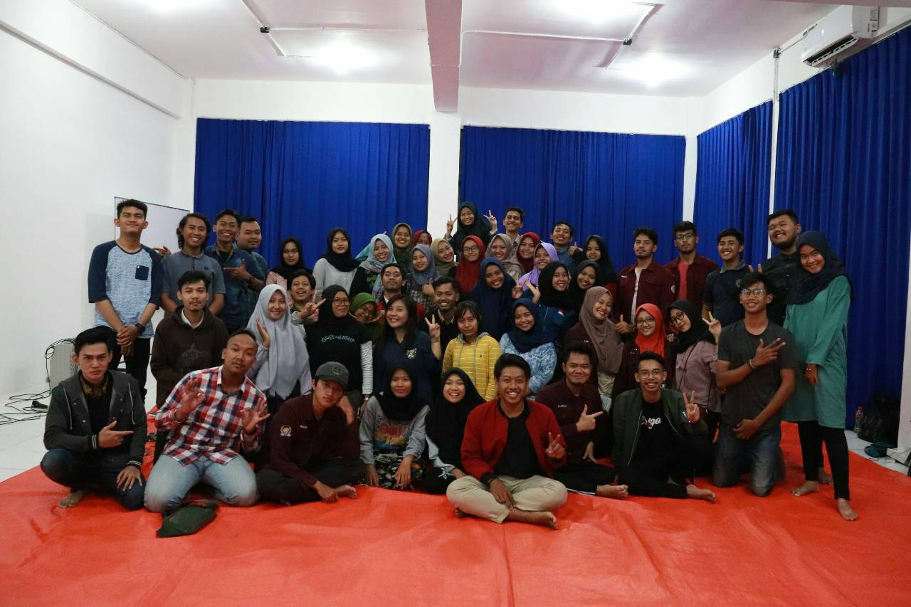 FOTO bersama mahasiswa PSDKU Banyuwangi dengan BEM dan BLM FPK Surabaya. (Foto : dokumen BEM FPK)