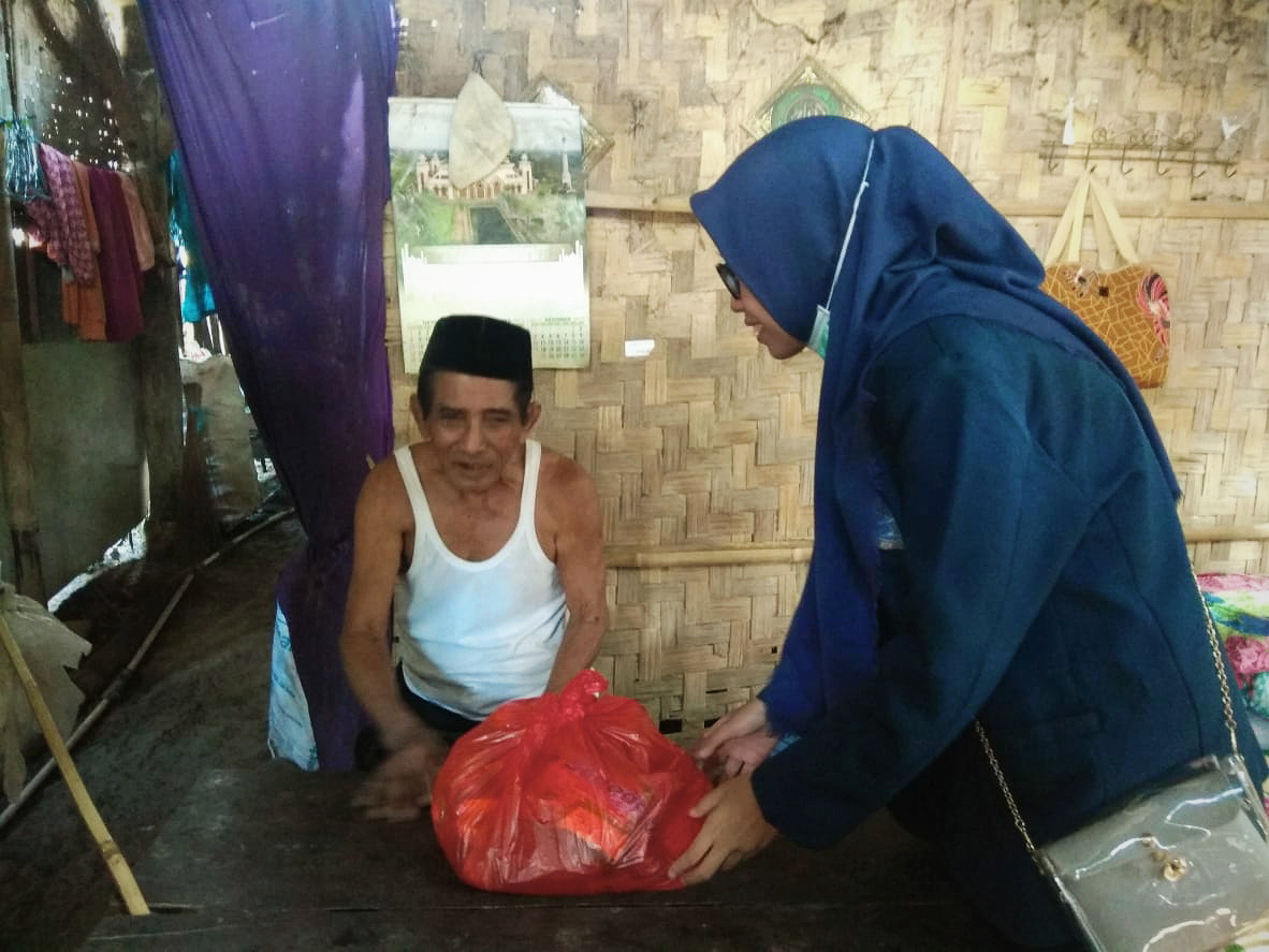 Read more about the article Departemen Sosial Masyarakat KM, Salurkan Hasil Donasi UNAIR Berbagi