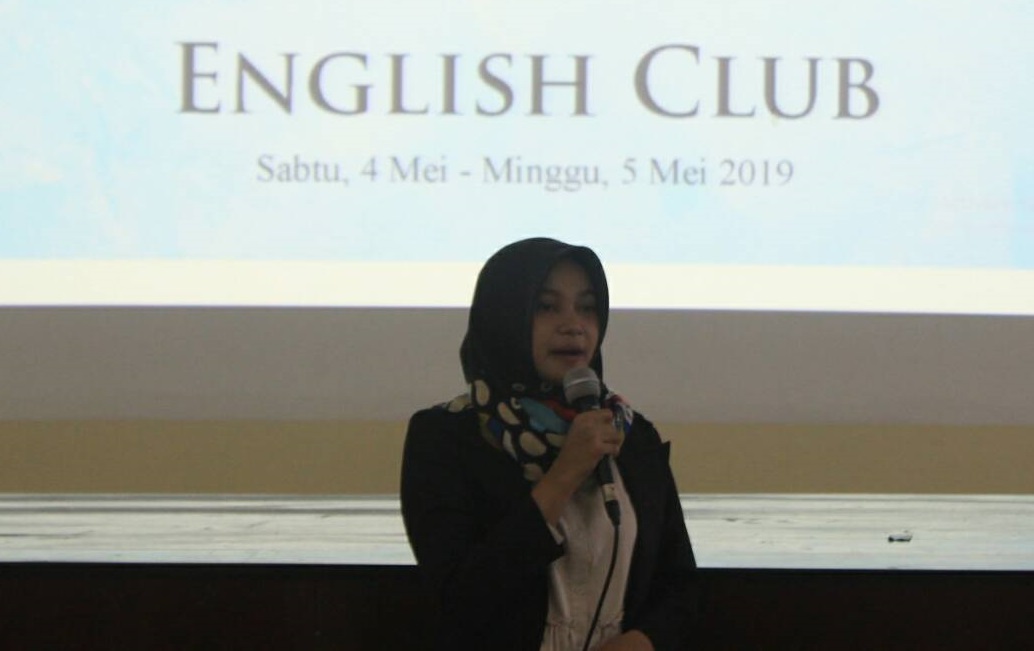 Romiana, A.Md presents student exchange information at English Club at Faculty of Medicine (FK) IKM Building, May 4, 2019.