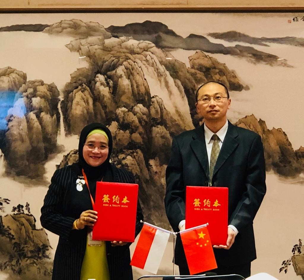 The signing session of MoU between Dean of International College, Suzhou Vocational University to Vice Dean I of Faculty of Vocational Studies, Prof. Dr. Retna Apsari, M.Sc (left).