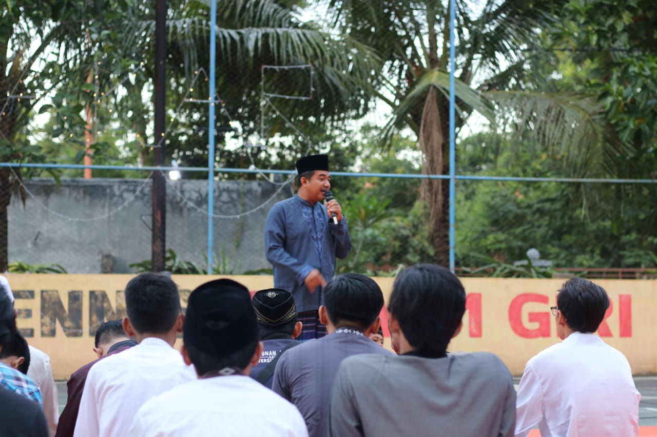 Ustaz Makmuri delivers a sermon at the closing of HMA PSDKU Ramadhan activities. (Photo: By courtesy)