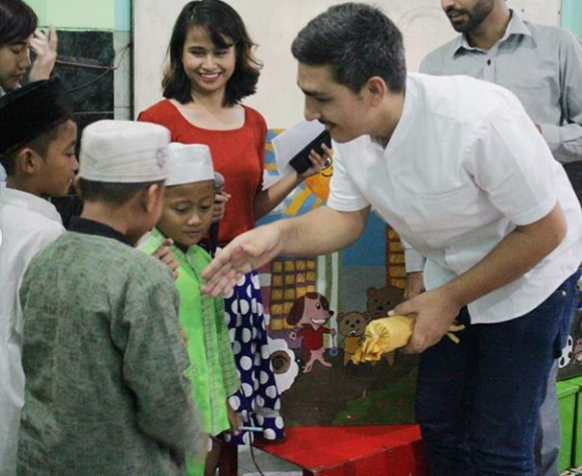 Read more about the article Maja UNAIR Ajak Mahasiswa Asing Berbagi di Bulan Ramadan