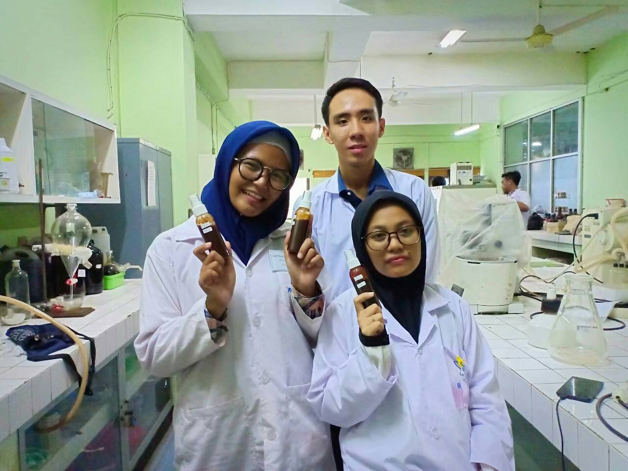 Read more about the article UNAIR Student Innovation Developed Antiseptic Spray Made of Nut Grass