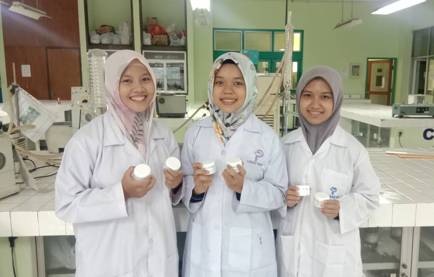 Read more about the article UNAIR Students Utilize Tamarind Seeds as Environmentally Friendly Sunblock